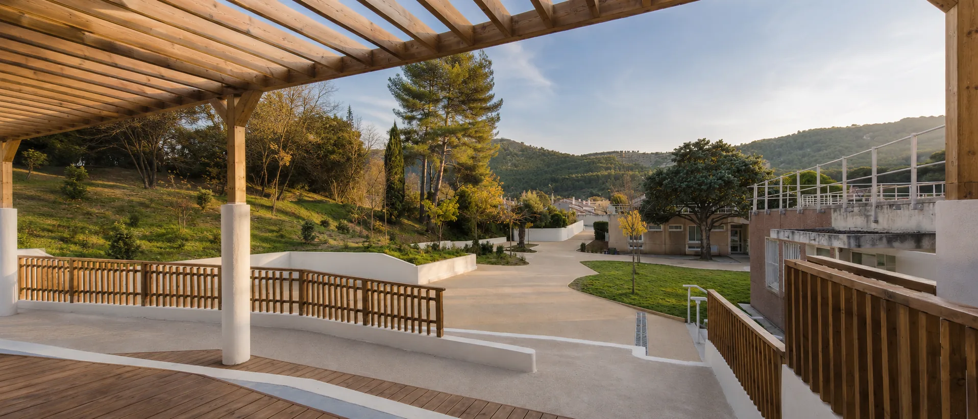 Pergola de bois ouvrant sur le parvis de l’école et les collines de La Penne-sur-Huveaune